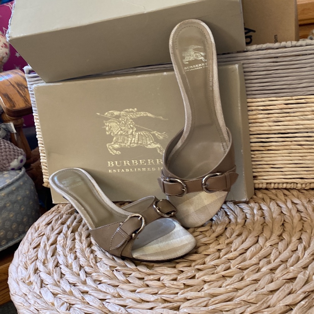 🔥Like New!  Burberry kitten heel sandal size 8.5 in Original Box! Trench Colour